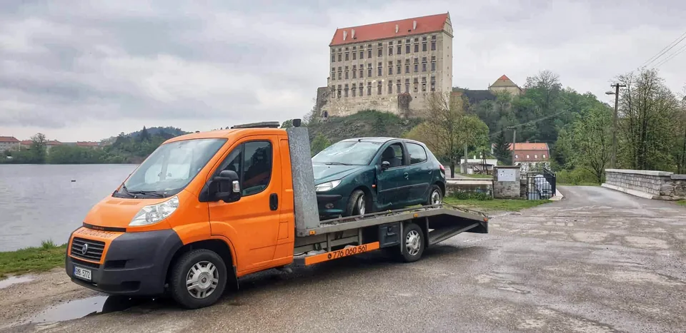 Odtahovka s naloženým vozem u hradu Plumlov